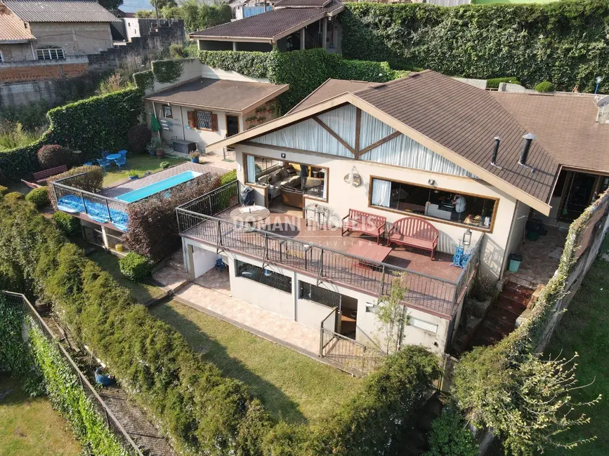 Foto 3 de Casa com 3 quartos à venda, 244m2 em Campos Do Jordao - SP
