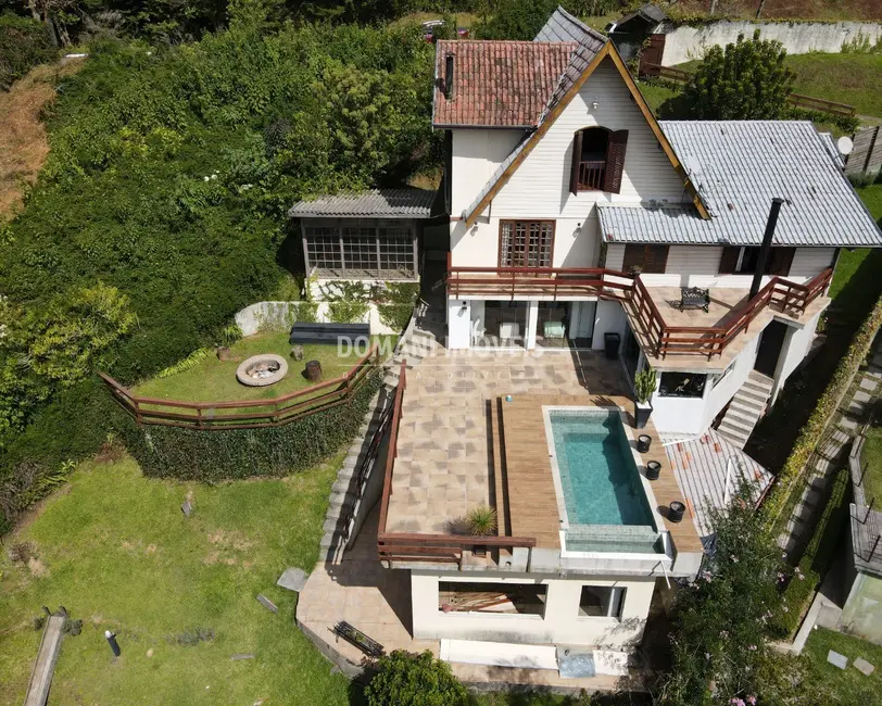 Casa com 4 quartos à venda, 293m2 em Campos Do Jordao - SP - imagem 3 Foto 3 de Casa com 4 quartos à venda, 293m2 em Campos Do Jordao - SP