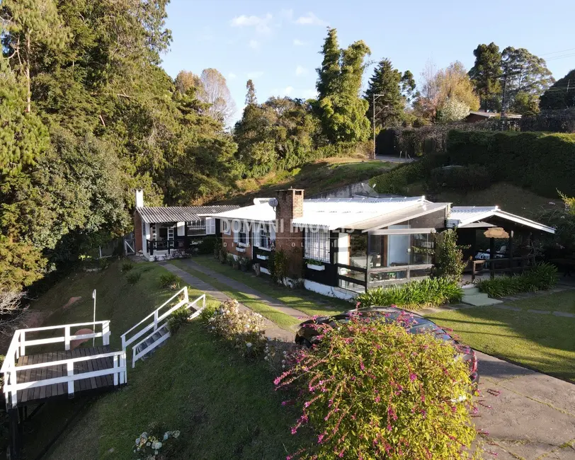 Foto 2 de Casa com 4 quartos à venda, 195m2 em Campos Do Jordao - SP