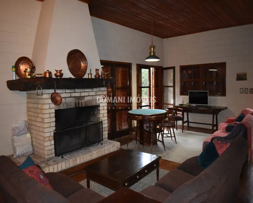 Foto 3 de Casa com 4 quartos à venda, 185m2 em Campos Do Jordao - SP