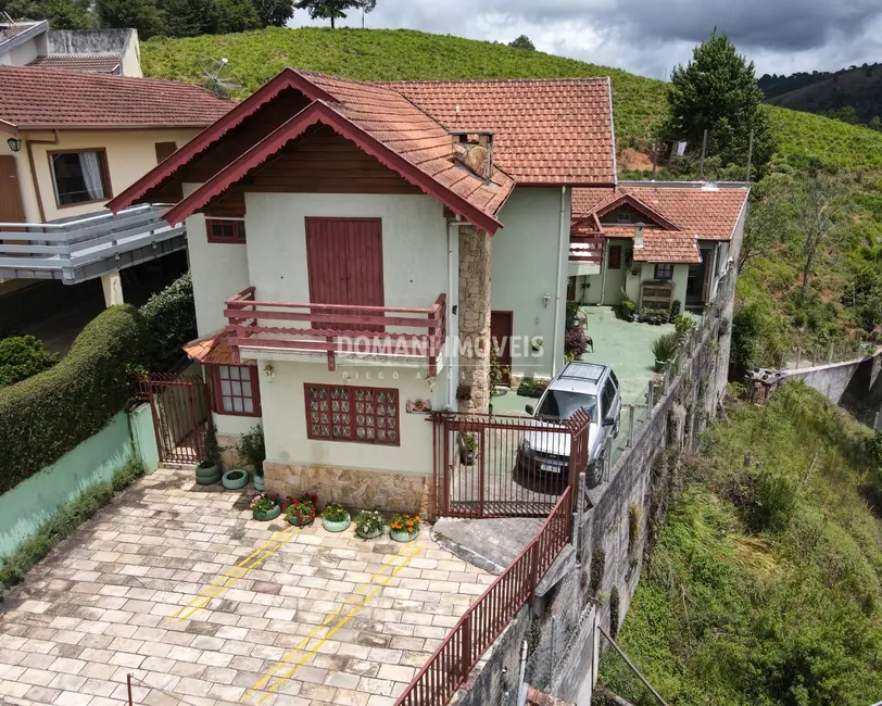 Foto 1 de Casa com 4 quartos à venda, 260m2 em Campos Do Jordao - SP