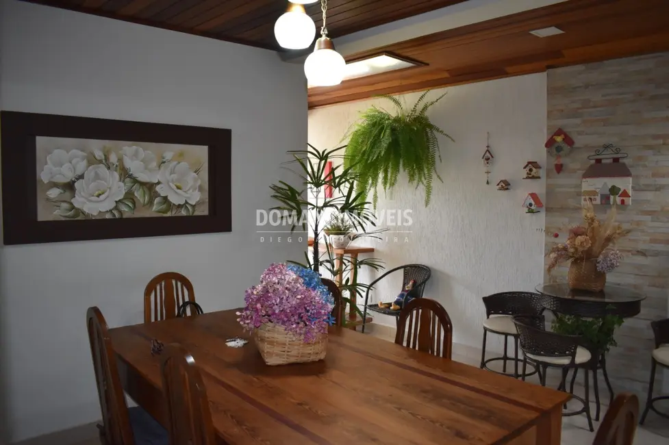 Foto 9 de Casa com 3 quartos à venda, 253m2 em Campos Do Jordao - SP