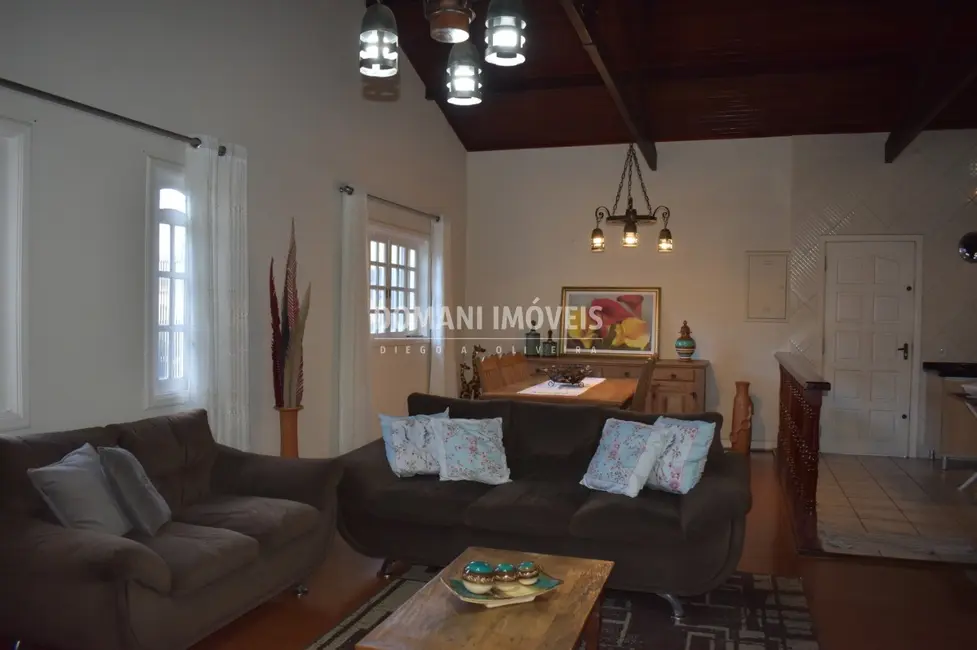 Foto 9 de Casa com 3 quartos à venda, 315m2 em Campos Do Jordao - SP