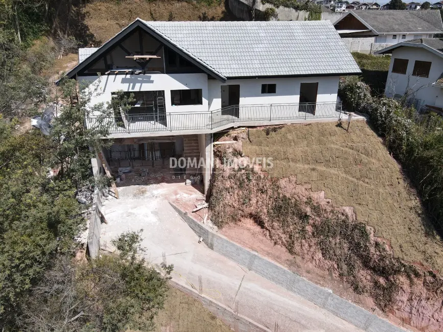 Foto 3 de Casa com 3 quartos à venda, 210m2 em Campos Do Jordao - SP