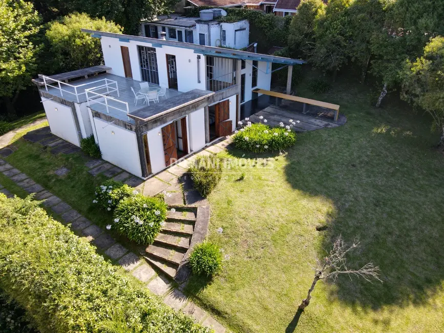 Foto 3 de Casa com 4 quartos à venda, 210m2 em Campos Do Jordao - SP