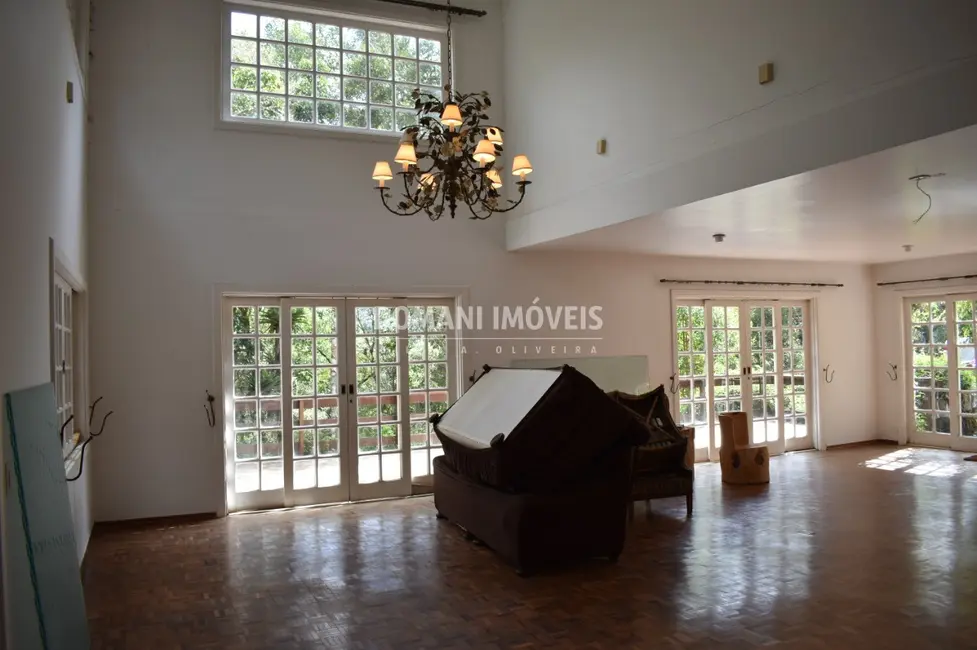 Casa com 3 quartos à venda, 400m2 em Campos Do Jordao - SP - imagem 9 Foto 9 de Casa com 3 quartos à venda, 400m2 em Campos Do Jordao - SP