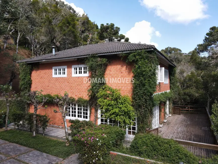 Casa com 3 quartos à venda, 400m2 em Campos Do Jordao - SP - imagem 4 Foto 4 de Casa com 3 quartos à venda, 400m2 em Campos Do Jordao - SP
