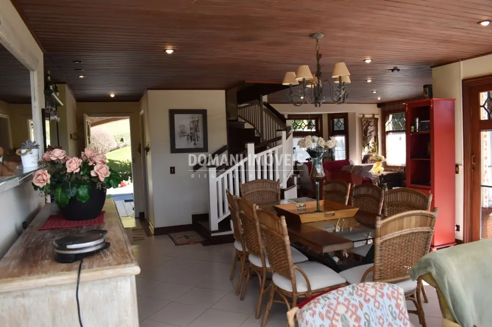 Foto 9 de Casa com 4 quartos à venda, 225m2 em Campos Do Jordao - SP