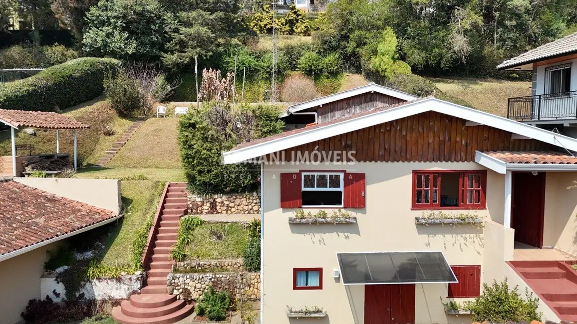 Casa com 3 quartos à venda, 257m2 em Campos Do Jordao - SP - imagem 4 Foto 4 de Casa com 3 quartos à venda, 257m2 em Campos Do Jordao - SP