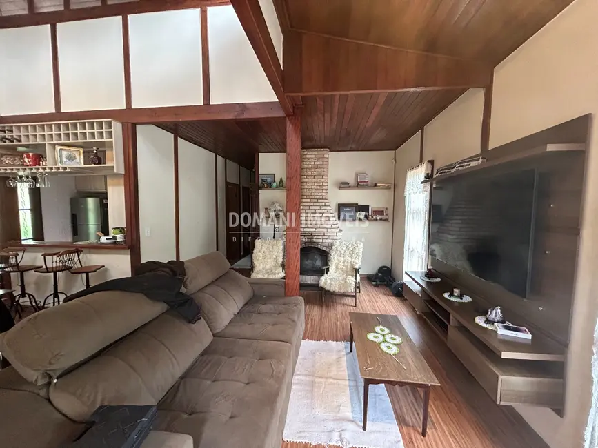 Foto 2 de Casa com 3 quartos à venda, 117m2 em Campos Do Jordao - SP