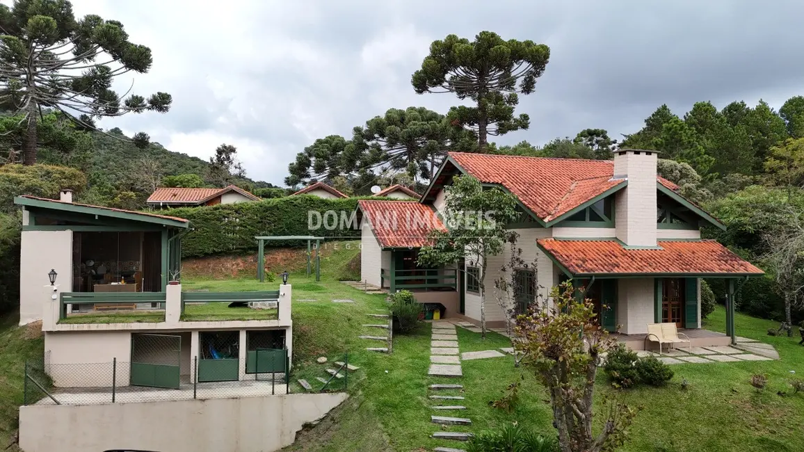 Foto 1 de Casa de Condomínio com 2 quartos à venda, 154m2 em Campos Do Jordao - SP