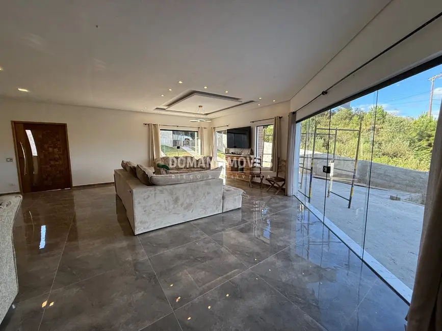 Casa com 3 quartos à venda, 280m2 em Campos Do Jordao - SP - imagem 8 Foto 8 de Casa com 3 quartos à venda, 280m2 em Campos Do Jordao - SP