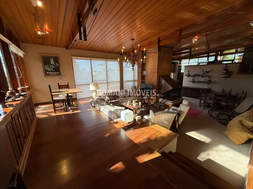 Foto 8 de Casa com 5 quartos à venda, 305m2 em Campos Do Jordao - SP