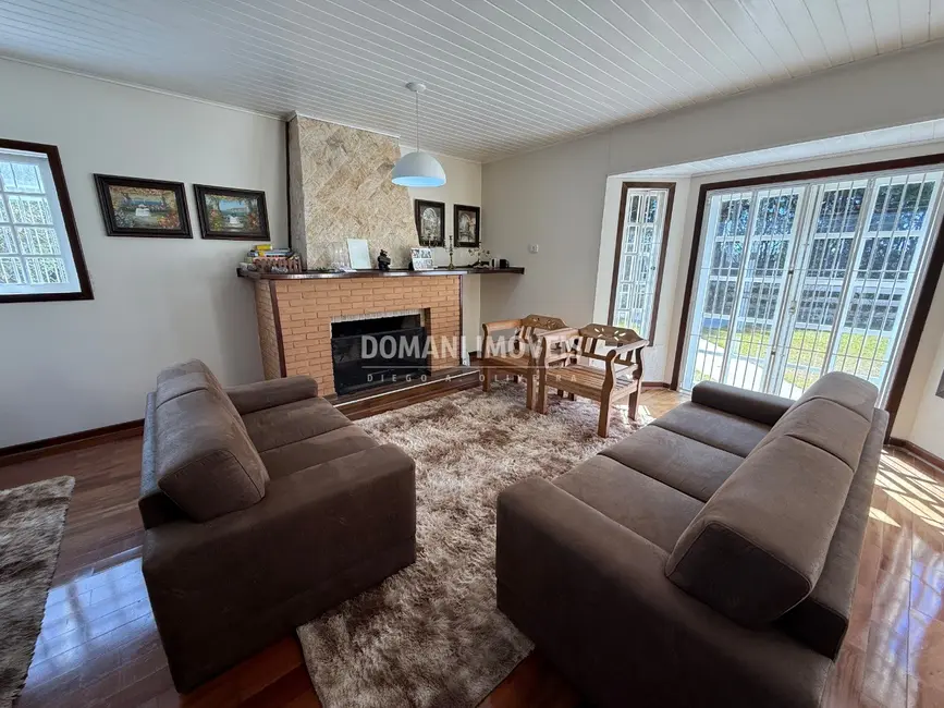 Foto 9 de Casa com 4 quartos à venda, 239m2 em Campos Do Jordao - SP