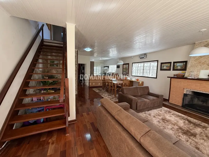 Foto 7 de Casa com 4 quartos à venda, 239m2 em Campos Do Jordao - SP