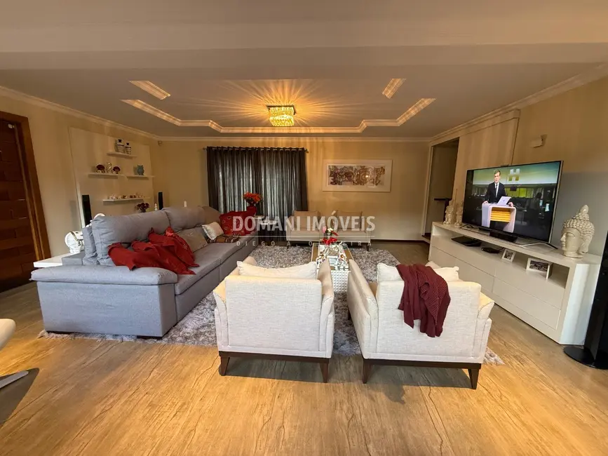 Foto 9 de Casa com 3 quartos à venda, 472m2 em Campos Do Jordao - SP