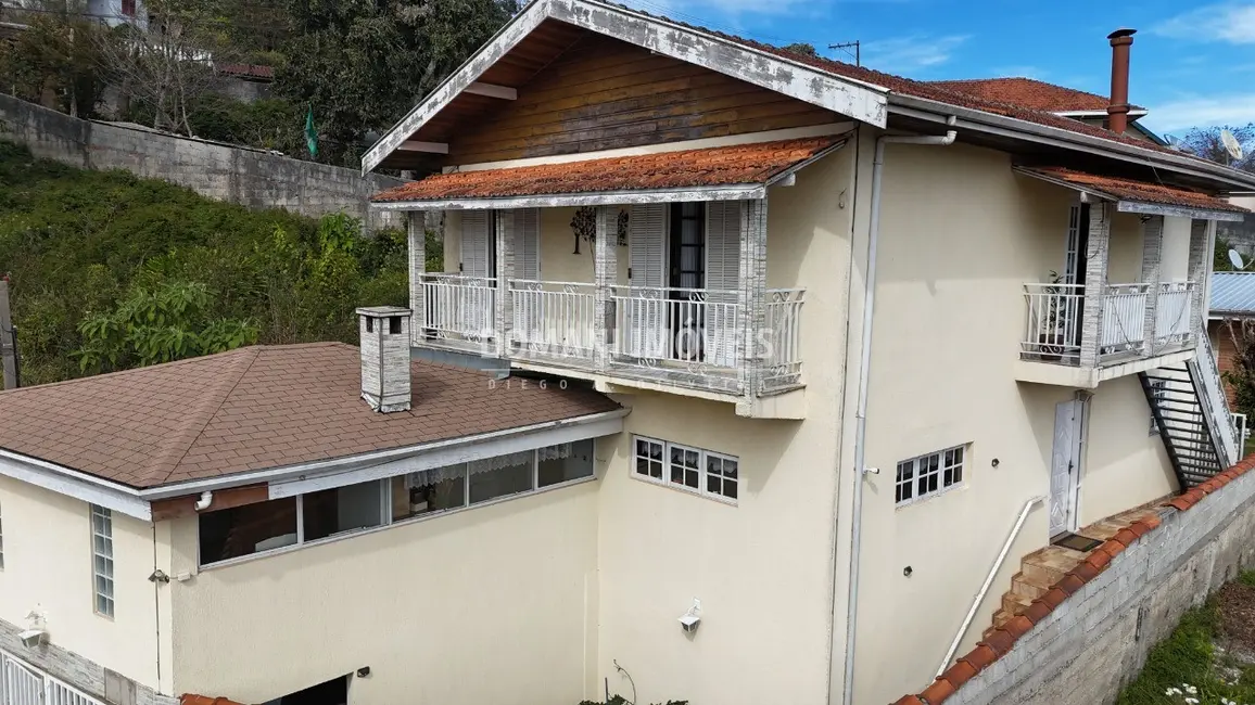 Casa com 4 quartos à venda, 189m2 em Campos Do Jordao - SP - imagem 3 Foto 3 de Casa com 4 quartos à venda, 189m2 em Campos Do Jordao - SP