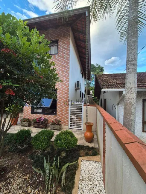 Foto 3 de Sobrado com 3 quartos à venda, 397m2 em Santo Antônio, Joinville - SC