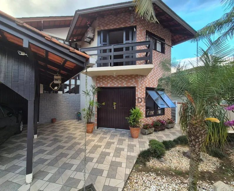 Foto 1 de Sobrado com 3 quartos à venda, 397m2 em Santo Antônio, Joinville - SC