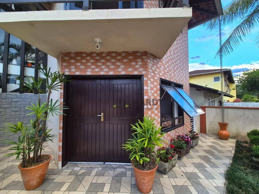 Foto 2 de Sobrado com 3 quartos à venda, 397m2 em Santo Antônio, Joinville - SC