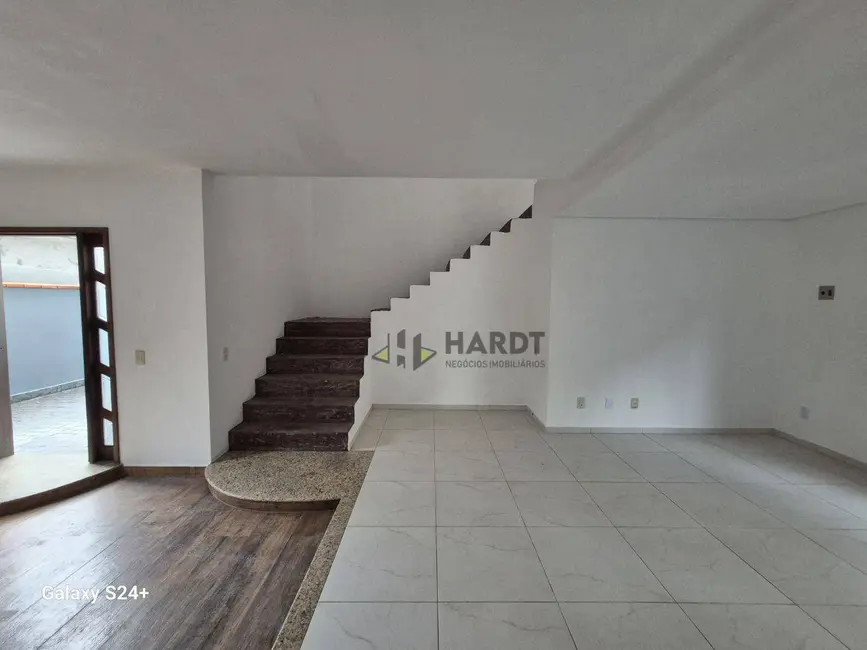 Sobrado com 4 quartos à venda, 360m2 em Joinville - SC - imagem 2 Foto 2 de Sobrado com 4 quartos à venda, 360m2 em Joinville - SC