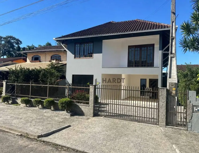 Sobrado com 4 quartos à venda, 360m2 em Joinville - SC - imagem 1 Foto 1 de Sobrado com 4 quartos à venda, 360m2 em Joinville - SC