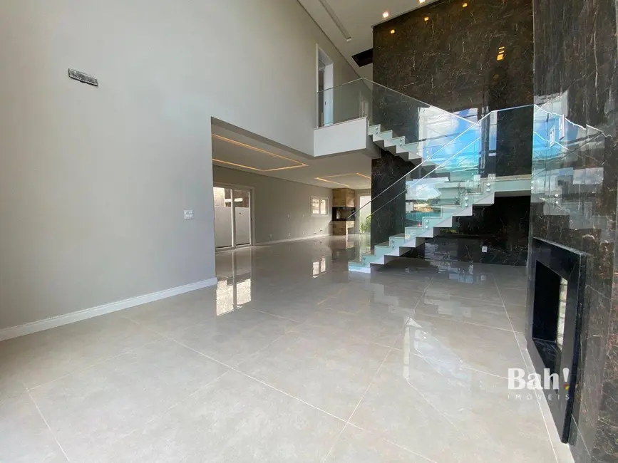 Sobrado com 4 quartos à venda, 230m2 em Igara, Canoas - RS - imagem 6 Foto 6 de Sobrado com 4 quartos à venda, 230m2 em Igara, Canoas - RS