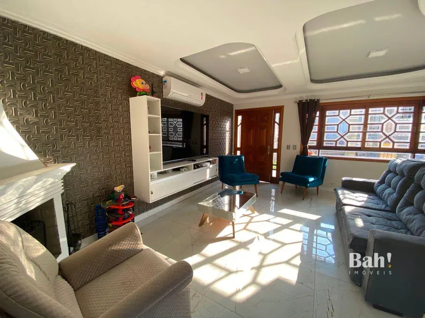 Sobrado com 3 quartos à venda, 240m2 em São José, Canoas - RS - imagem 3 Foto 3 de Sobrado com 3 quartos à venda, 240m2 em São José, Canoas - RS