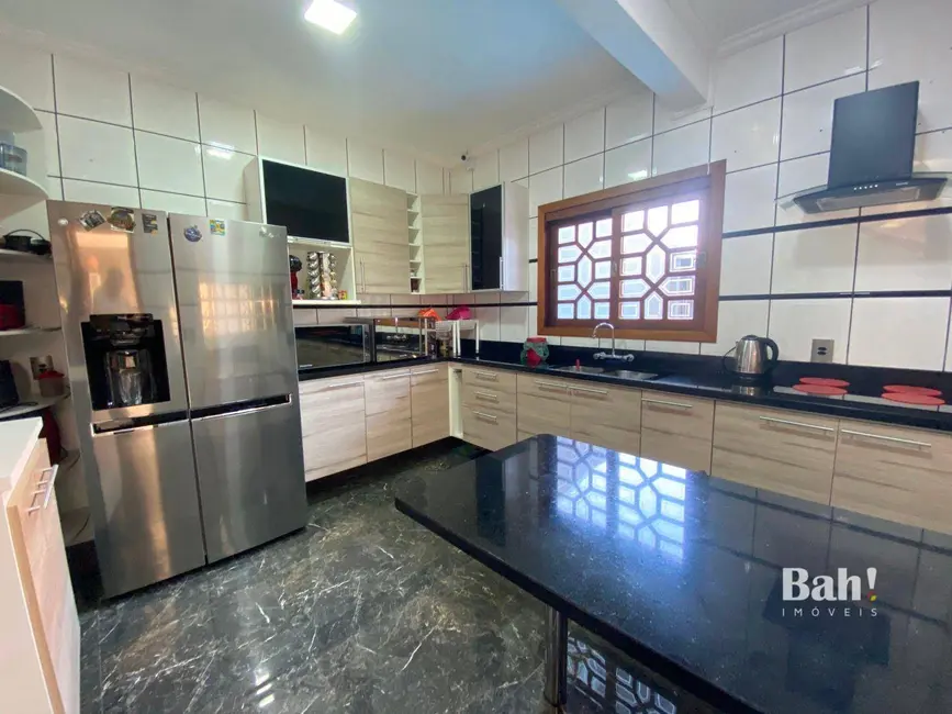 Sobrado com 3 quartos à venda, 240m2 em São José, Canoas - RS - imagem 5 Foto 5 de Sobrado com 3 quartos à venda, 240m2 em São José, Canoas - RS