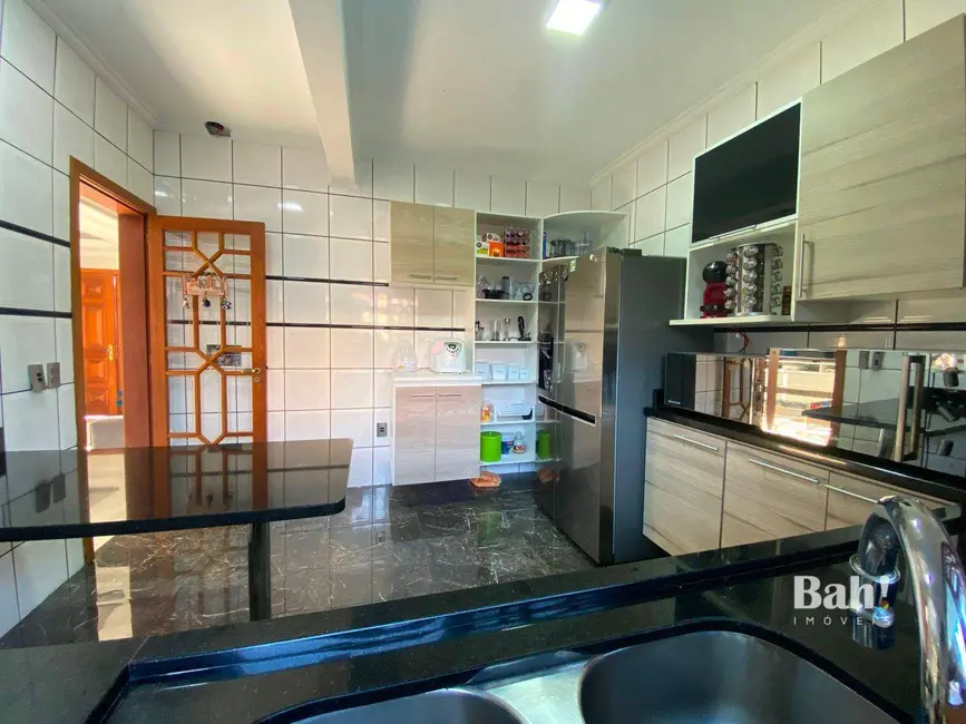 Sobrado com 3 quartos à venda, 240m2 em São José, Canoas - RS - imagem 6 Foto 6 de Sobrado com 3 quartos à venda, 240m2 em São José, Canoas - RS