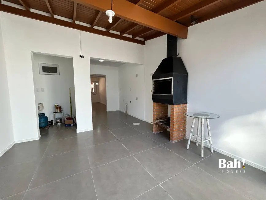 Foto 2 de Sobrado com 2 quartos à venda e para alugar, 103m2 em Rio Branco, Canoas - RS