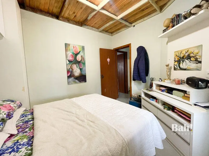 Sobrado com 3 quartos à venda, 200m2 em Igara, Canoas - RS - imagem 5 Foto 5 de Sobrado com 3 quartos à venda, 200m2 em Igara, Canoas - RS
