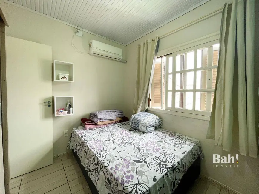 Sobrado com 3 quartos à venda, 200m2 em Harmonia, Canoas - RS - imagem 5 Foto 5 de Sobrado com 3 quartos à venda, 200m2 em Harmonia, Canoas - RS