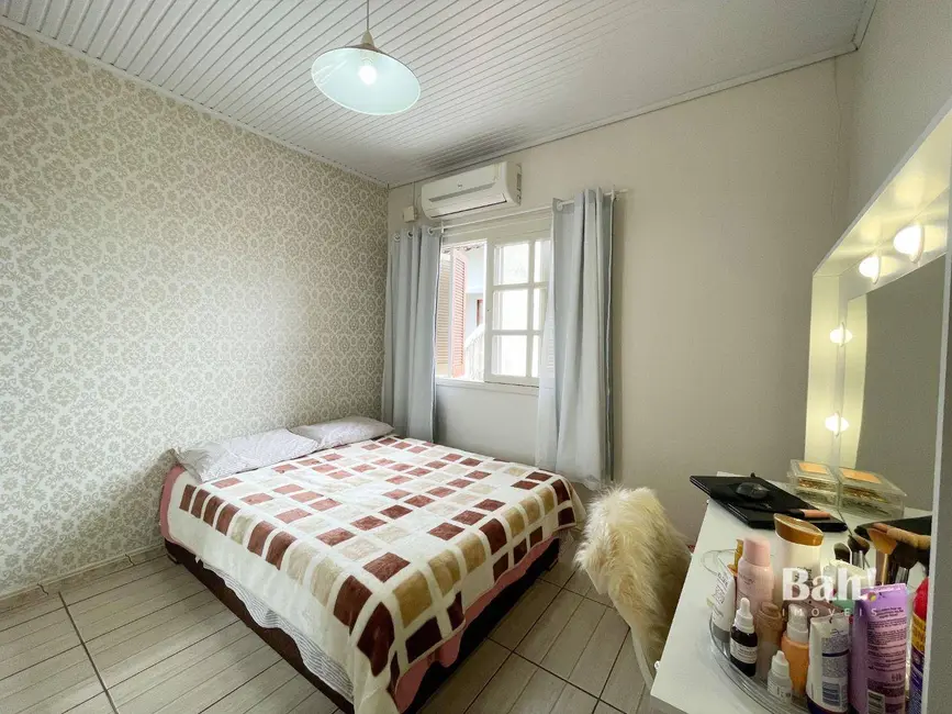 Sobrado com 3 quartos à venda, 200m2 em Harmonia, Canoas - RS - imagem 7 Foto 7 de Sobrado com 3 quartos à venda, 200m2 em Harmonia, Canoas - RS
