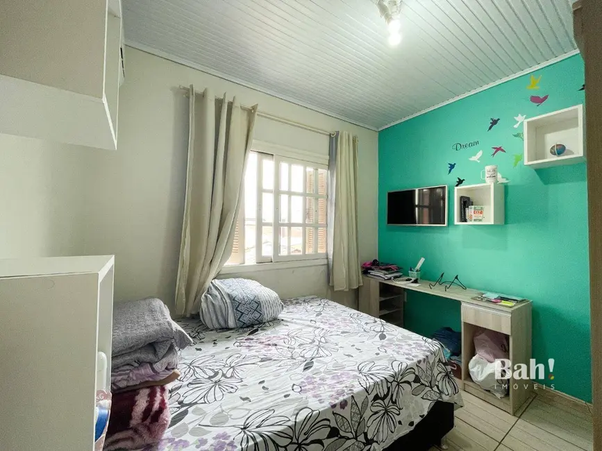 Sobrado com 3 quartos à venda, 200m2 em Harmonia, Canoas - RS - imagem 4 Foto 4 de Sobrado com 3 quartos à venda, 200m2 em Harmonia, Canoas - RS