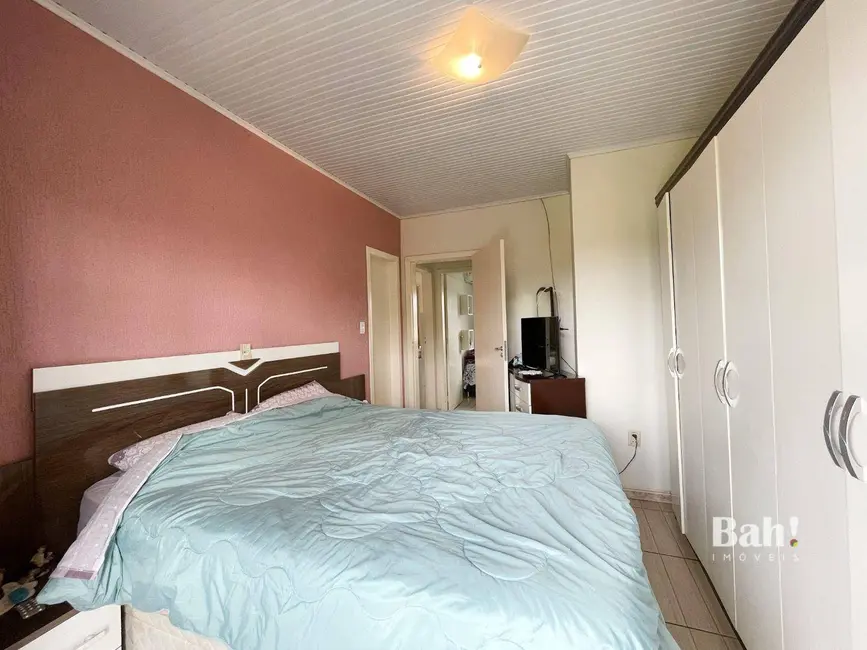 Sobrado com 3 quartos à venda, 200m2 em Harmonia, Canoas - RS - imagem 8 Foto 8 de Sobrado com 3 quartos à venda, 200m2 em Harmonia, Canoas - RS