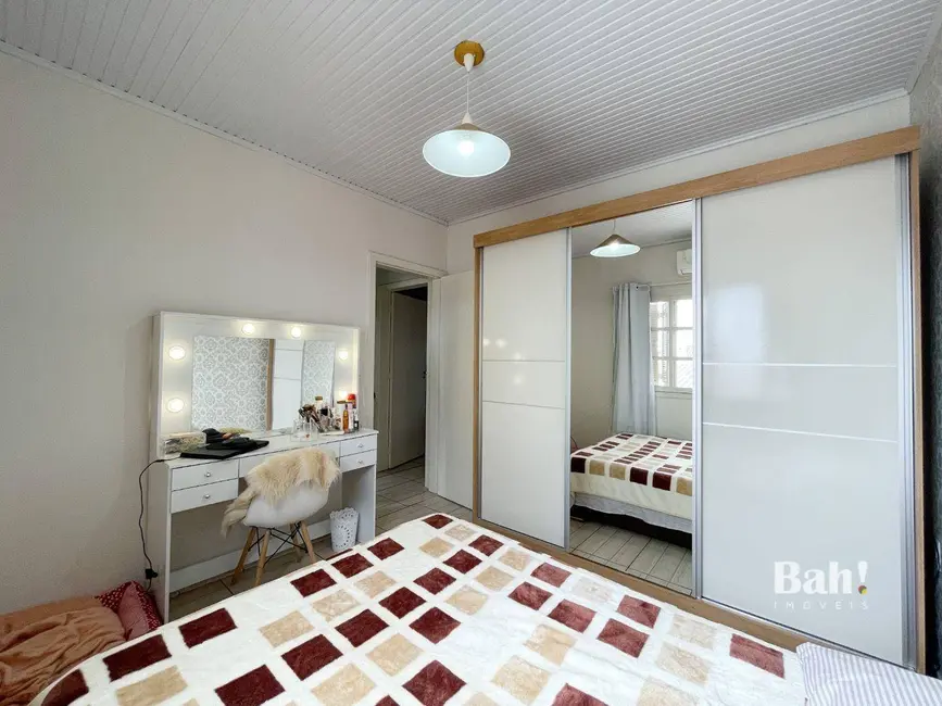 Sobrado com 3 quartos à venda, 200m2 em Harmonia, Canoas - RS - imagem 6 Foto 6 de Sobrado com 3 quartos à venda, 200m2 em Harmonia, Canoas - RS