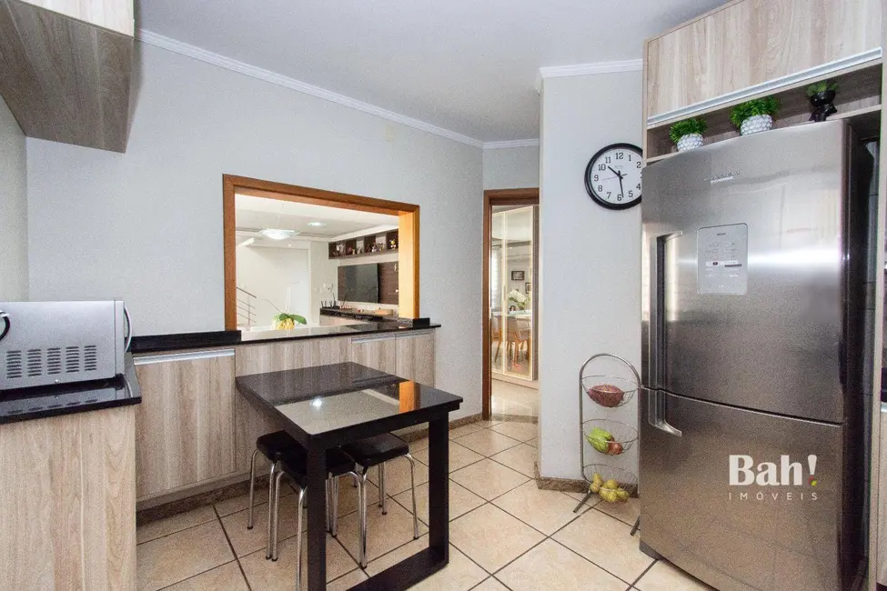 Sobrado com 4 quartos à venda, 363m2 em São José, Canoas - RS - imagem 6 Foto 6 de Sobrado com 4 quartos à venda, 363m2 em São José, Canoas - RS