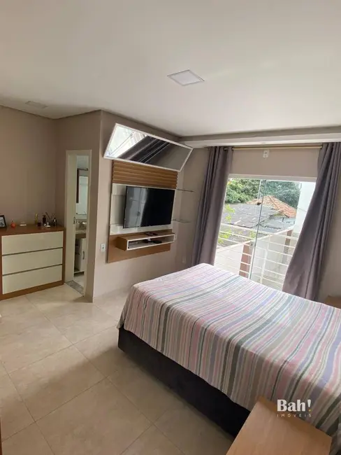 Foto 9 de Sobrado com 3 quartos à venda, 292m2 em Mato Grande, Canoas - RS