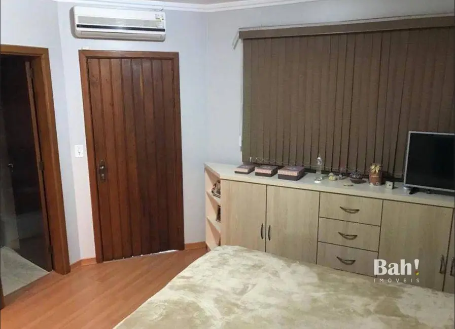 Sobrado com 3 quartos à venda, 200m2 em Estância Velha, Canoas - RS - imagem 9 Foto 9 de Sobrado com 3 quartos à venda, 200m2 em Estância Velha, Canoas - RS