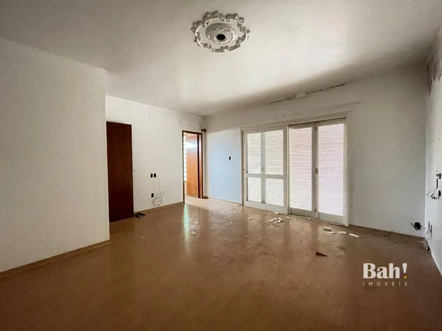 Sobrado com 3 quartos para alugar, 280m2 em Centro, Canoas - RS - imagem 8 Foto 8 de Sobrado com 3 quartos para alugar, 280m2 em Centro, Canoas - RS