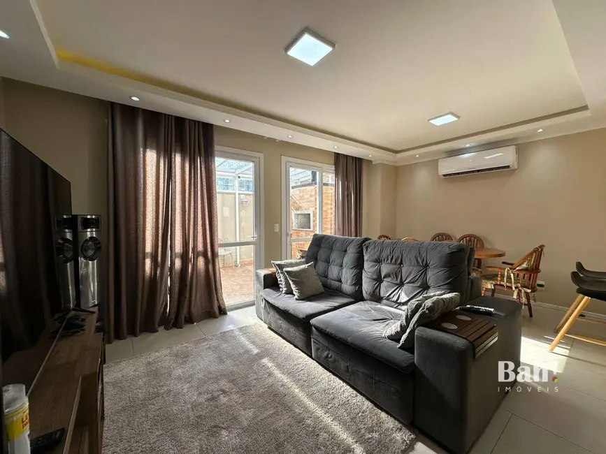 Sobrado com 3 quartos à venda, 135m2 em Centro, Canoas - RS - imagem 4 Foto 4 de Sobrado com 3 quartos à venda, 135m2 em Centro, Canoas - RS