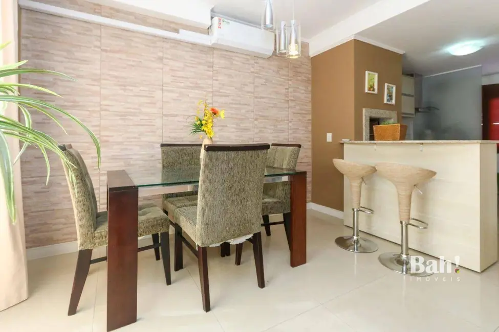 Sobrado com 3 quartos à venda, 200m2 em Canoas - RS - imagem 4 Foto 4 de Sobrado com 3 quartos à venda, 200m2 em Canoas - RS
