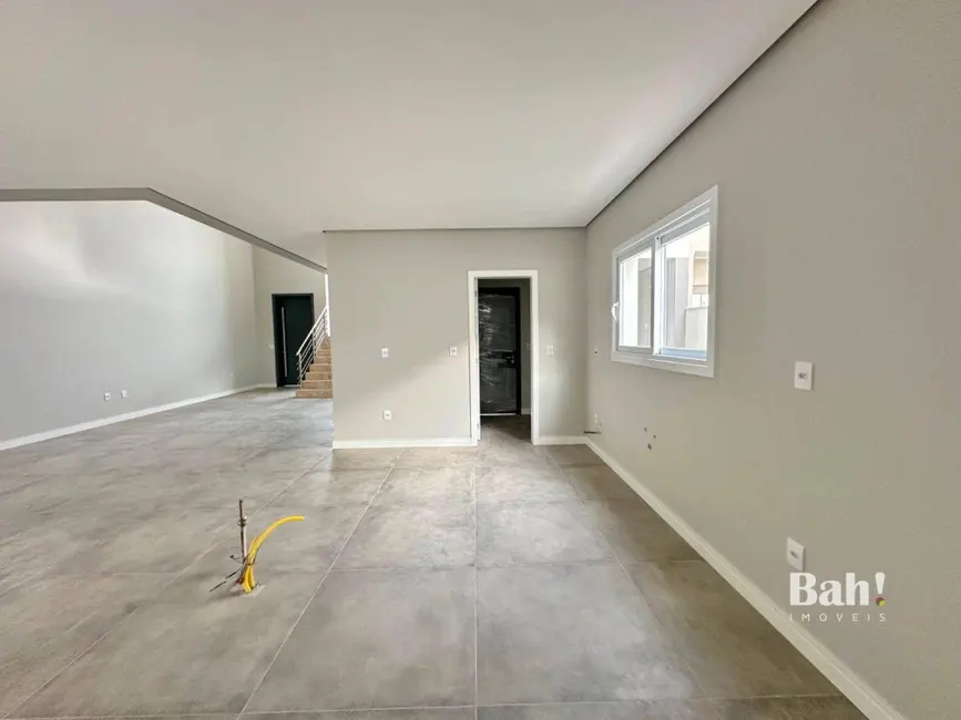 Sobrado com 3 quartos à venda, 230m2 em Igara, Canoas - RS - imagem 4 Foto 4 de Sobrado com 3 quartos à venda, 230m2 em Igara, Canoas - RS