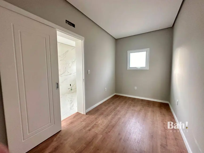 Sobrado com 3 quartos à venda, 230m2 em Igara, Canoas - RS - imagem 9 Foto 9 de Sobrado com 3 quartos à venda, 230m2 em Igara, Canoas - RS