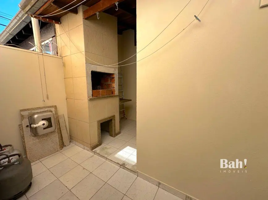 Sobrado com 2 quartos à venda, 103m2 em Rio Branco, Canoas - RS - imagem 8 Foto 8 de Sobrado com 2 quartos à venda, 103m2 em Rio Branco, Canoas - RS