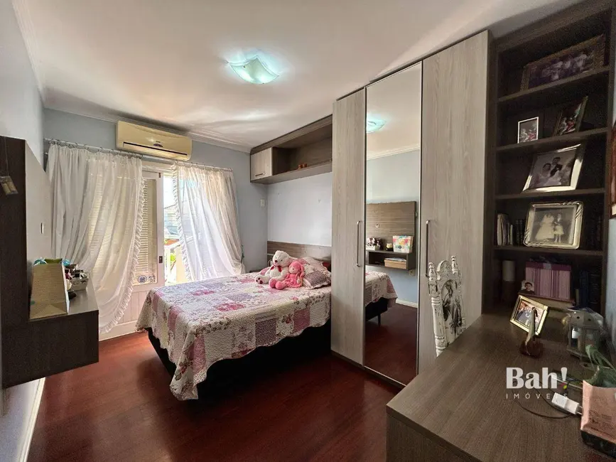 Sobrado com 3 quartos à venda, 300m2 em Centro, Canoas - RS - imagem 9 Foto 9 de Sobrado com 3 quartos à venda, 300m2 em Centro, Canoas - RS