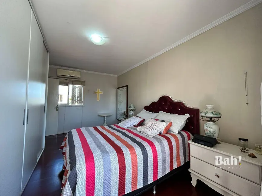 Sobrado com 3 quartos à venda, 300m2 em Centro, Canoas - RS - imagem 7 Foto 7 de Sobrado com 3 quartos à venda, 300m2 em Centro, Canoas - RS