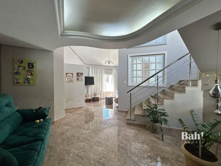 Sobrado com 3 quartos à venda, 300m2 em Centro, Canoas - RS - imagem 4 Foto 4 de Sobrado com 3 quartos à venda, 300m2 em Centro, Canoas - RS
