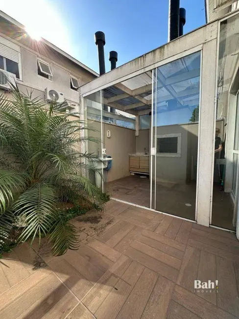 Sobrado com 3 quartos à venda e para alugar, 135m2 em Centro, Canoas - RS - imagem 4 Foto 4 de Sobrado com 3 quartos à venda e para alugar, 135m2 em Centro, Canoas - RS